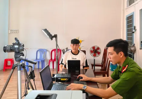 Công an xã Kế Sách cấp căn cước công dân và tài khoản định danh xuyên Tết