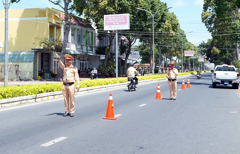 Công an TP Cần Thơ kiểm tra nồng độ cồn từ mùng 1 Tết