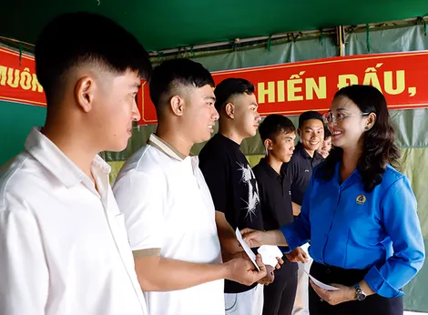 LĐLĐ TP Cần Thơ thăm, tặng quà thanh niên chuẩn bị nhập ngũ