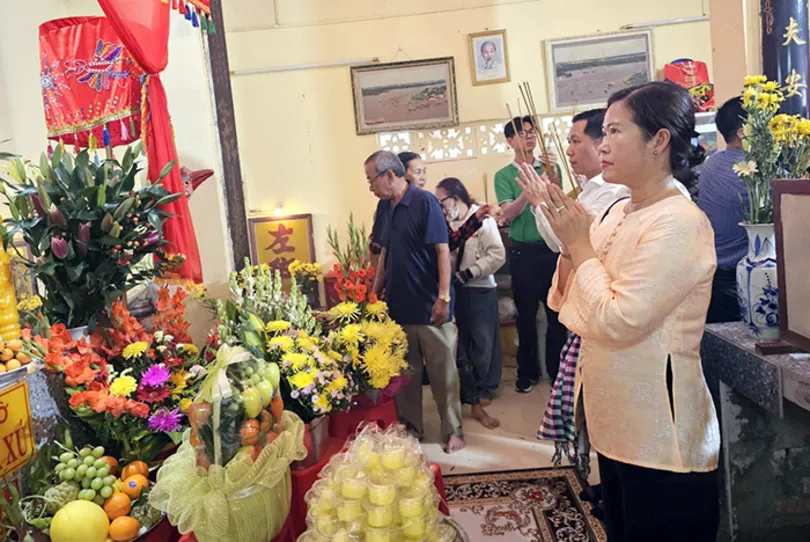 Hàng ngàn người ra sông Cần Thơ cầu an đầu năm mới