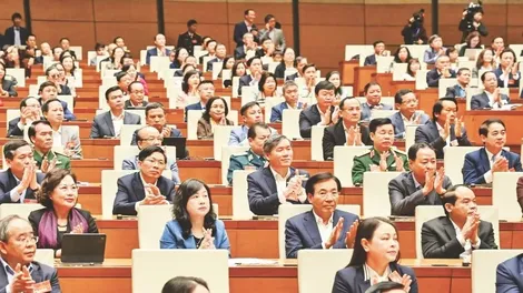 Hết lòng phụng sự nhân dân