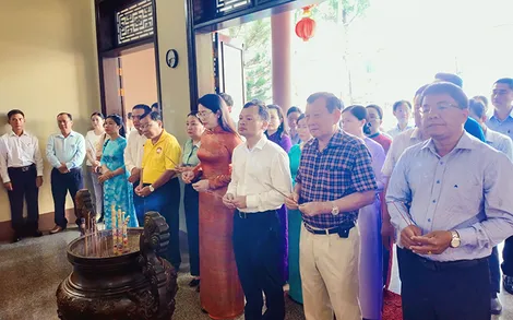 Dâng hương tưởng nhớ Đức Y tổ Hải Thượng Lãn Ông Lê Hữu Trác