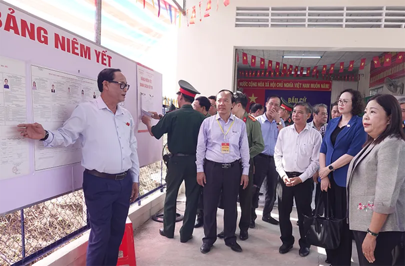 Phó Chủ tịch Quốc hội Trần Quang Phương kiểm tra công tác bầu cử tại xã Nhơn Ái