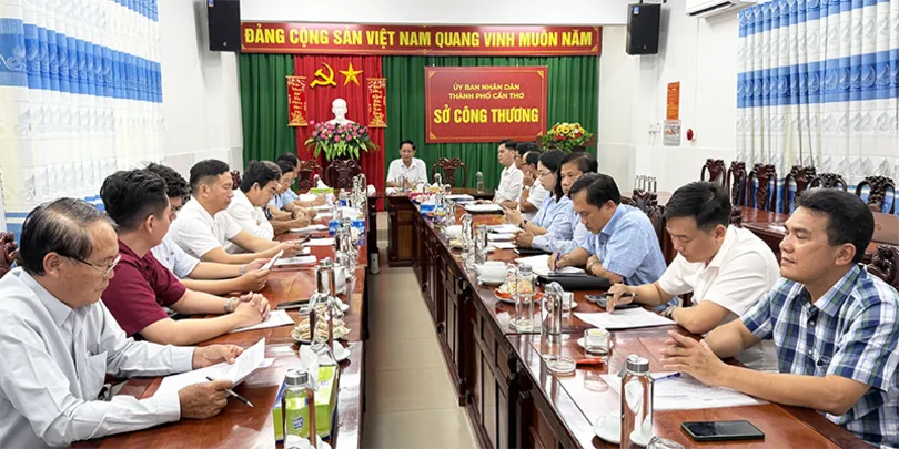 TP Cần Thơ họp đại diện các doanh nghiệp đầu mối xăng dầu ứng phó với biến động của thế giới