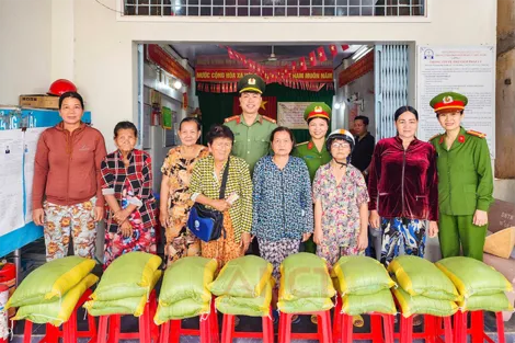 Công an phường Cái Răng tặng quà phụ nữ hoàn cảnh khó khăn