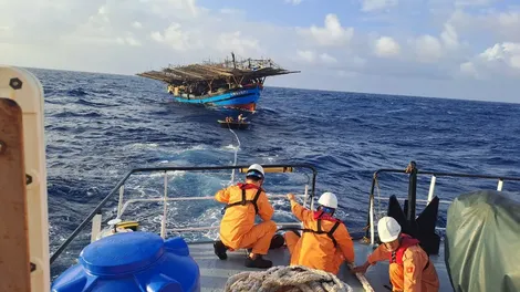 Đưa 34 thuyền viên tàu cá hỏng máy trên biển vào bờ an toàn