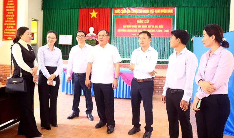 Phó Chủ tịch UBND TP Cần Thơ Trần Chí Hùng kiểm tra công tác chuẩn bị bầu cử tại Ban bầu cử số 23