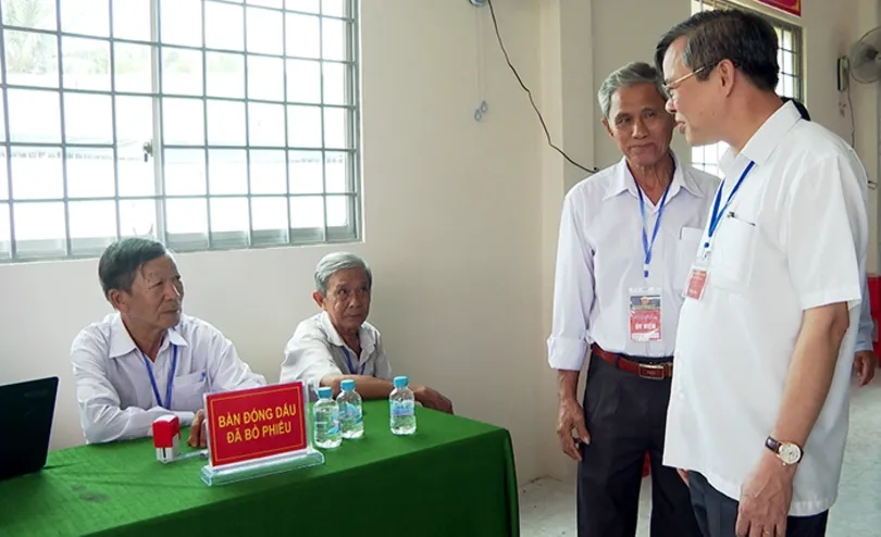 Ông Trương Cảnh Tuyên kiểm tra công tác bầu cử tại xã Nhơn Ái