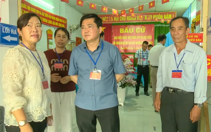 Ông Nguyễn Tuấn Anh kiểm tra công tác bầu cử ở các xã, phường