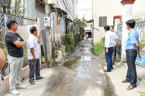 Hơn 100 hộ dân hẻm Lê Quang bị ảnh hưởng từ nước thải ứ đọng
