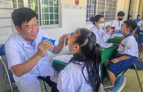 Khám, điều trị bệnh răng miệng cho học sinh