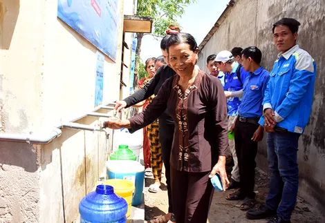 Trao hệ thống máy lọc nước phèn, mặn tặng người dân phường Khánh Hòa