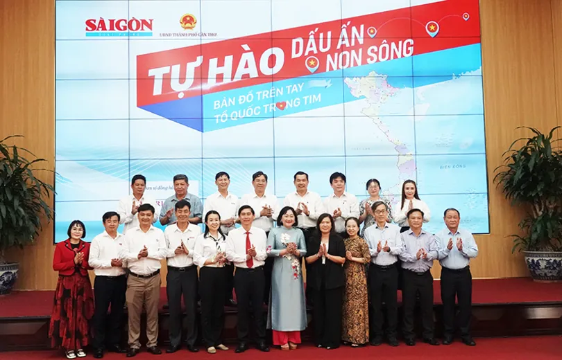 Trao tặng bản đồ Việt Nam tại TP Cần Thơ