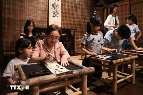 Trải nghiệm tour đêm Văn Miếu - Quốc Tử Giám: Đánh thức di sản bằng công nghệ số