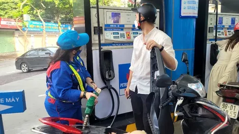 Giảm lần thứ 2 liên tiếp, giá xăng RON95-III về ngưỡng 24.332 đồng mỗi lít