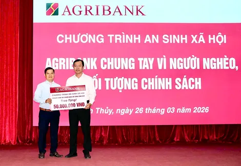 Agribank Chi nhánh Bình Thủy Cần Thơ trao 50 phần quà an sinh cho gia đình chính sách