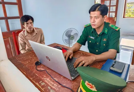 Bộ đội Biên phòng Cà Mau hỗ trợ cứu hộ 2 ngư dân trôi trên biển