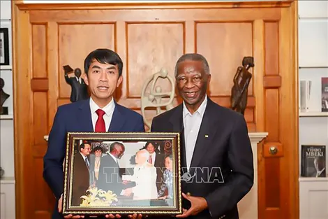 Cựu Tổng thống Nam Phi Thabo Mbeki xúc động nhận quà kỷ niệm từ gia đình Đại tướng Võ Nguyên Giáp