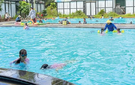 Chuẩn bị hành trang cho bé đi bơi