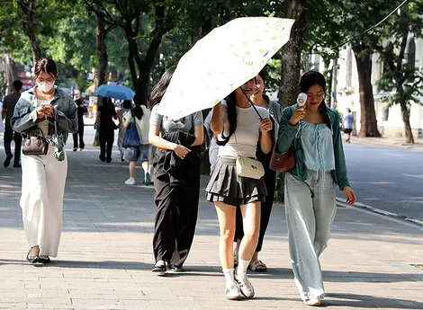 Thời tiết ngày 12/4: Bắc Bộ tăng nhiệt, Nam Bộ duy trì oi bức, chiều tối có dông