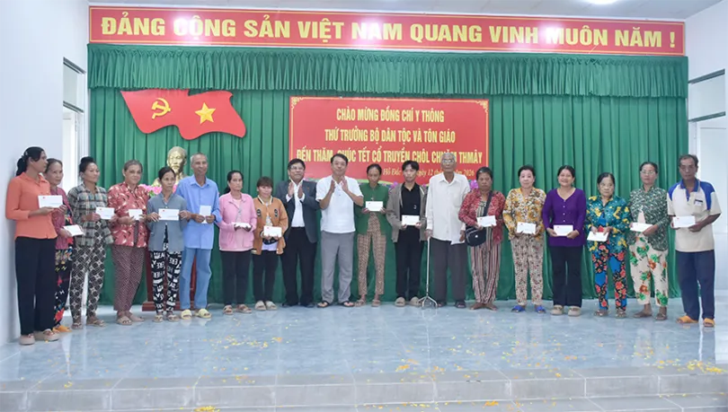 Thứ trưởng Bộ Dân tộc và Tôn giáo Y Thông thăm, chúc Tết Chôl Chnăm Thmây đồng bào Khmer tại xã Hồ Đắc Kiện