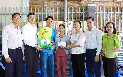 Sở Nội vụ TP Cần Thơ thăm hỏi, động viên công nhân bị tai nạn lao động