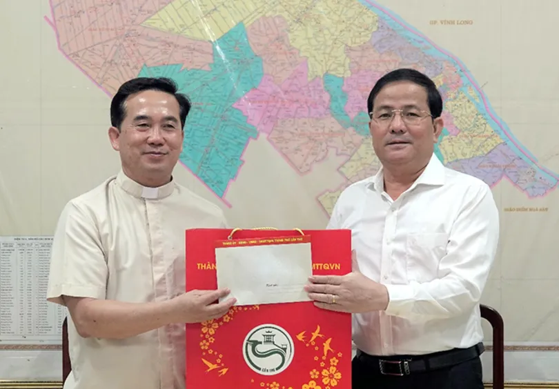 Phó Bí thư Thành ủy Trần Văn Huyến đến thăm và chúc mừng đồng bào Công giáo, Tin lành nhân Lễ Phục sinh