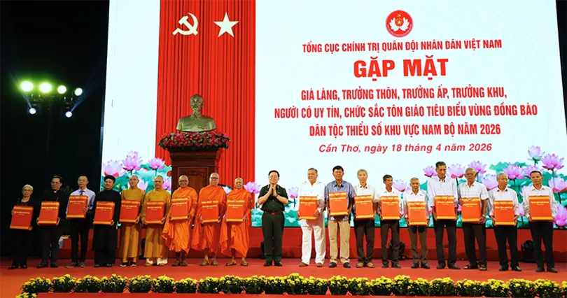 Đại tướng Nguyễn Trọng Nghĩa gặp mặt Đoàn đại biểu già làng, trưởng thôn, trưởng ấp, trưởng khu, người có uy tín, chức sắc tôn giáo tiêu biểu vùng đồng bào dân tộc thiểu số khu vực Nam Bộ