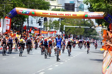 Đua xe đạp vòng quanh Công viên sông Hậu vào ngày 27-4