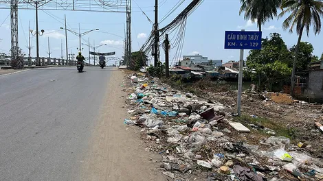 Cần sớm dọn dẹp rác thải dưới chân cầu Bình Thủy