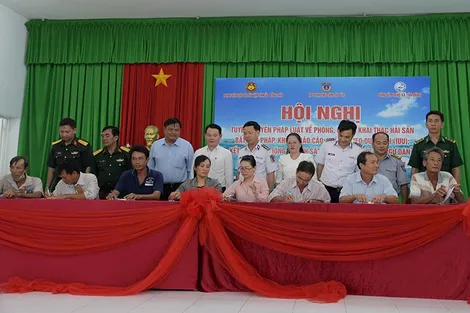 Cảnh sát biển đồng hành cùng ngư dân tỉnh Đồng Tháp