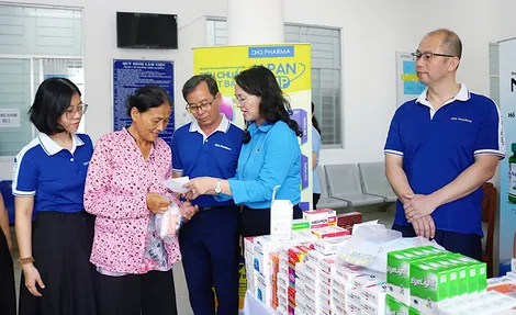Khám bệnh và cấp phát thuốc miễn phí cho người dân phường Thới An Đông