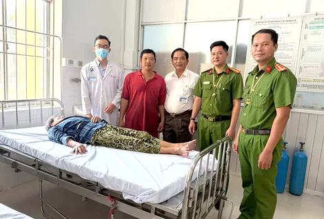 Công an xã Phong Điền kịp thời đưa người dân ngất xỉu đến bệnh viện cấp cứu