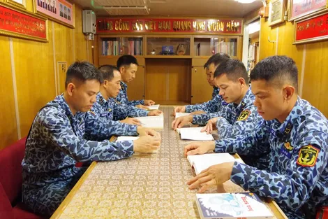 Thủy thủ tàu ngầm đọc sách dưới lòng đại dương