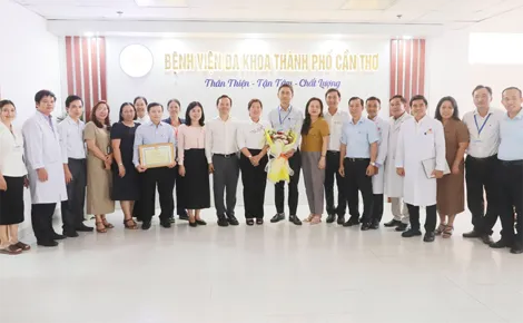TP Cần Thơ khen thưởng đột xuất Bệnh viện Đa khoa thành phố về ca ghép thận đầu tiên thành công