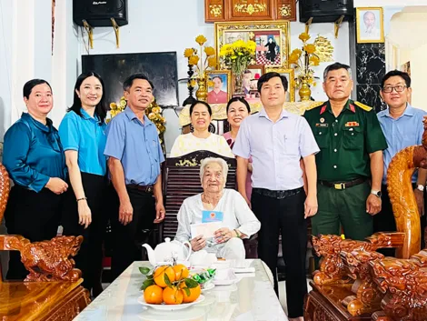 Phường Cái Răng: Thăm, tặng quà Mẹ Việt Nam Anh hùng, gia đình chính sách tiêu biểu