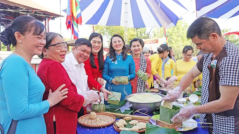Phụ nữ Cần Thơ gói bánh tét, bánh chưng dâng tiến Vua Hùng