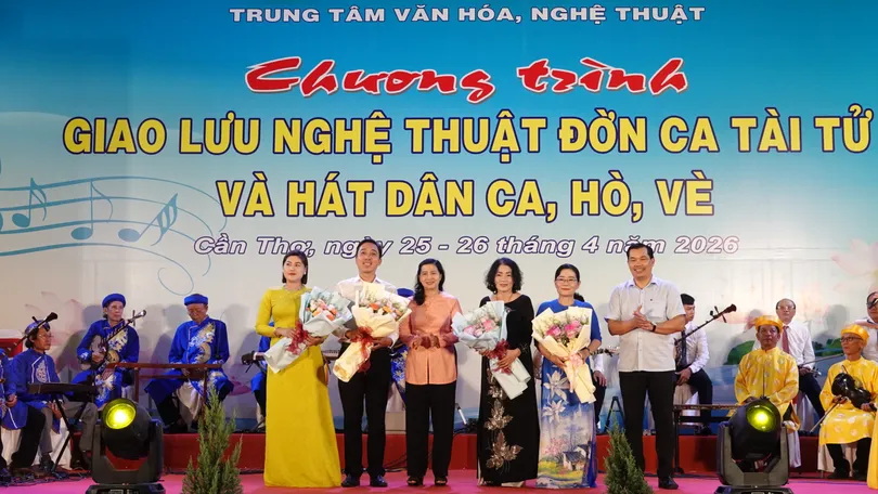 “Tri âm hội ngộ” hòa đờn ca trước Đền thờ Quốc Tổ