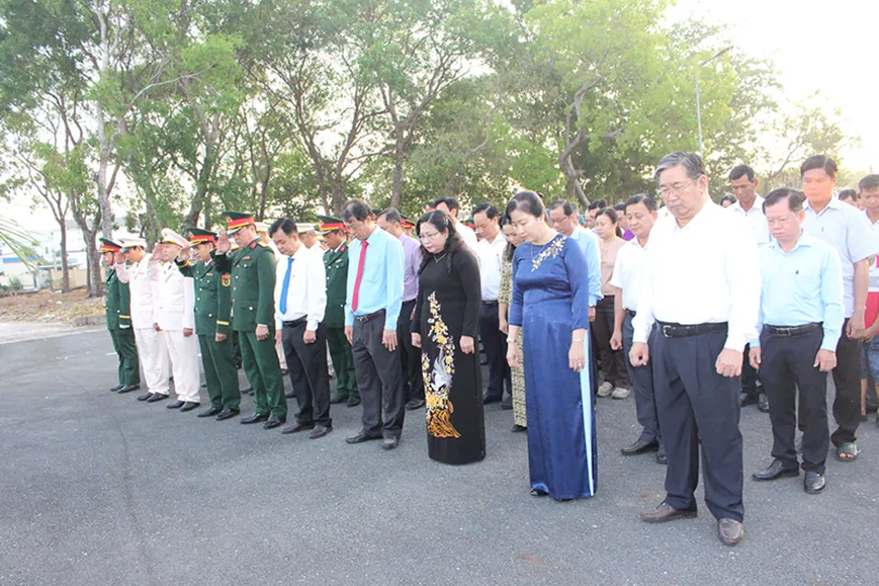 Lãnh đạo TP Cần Thơ viếng Nghĩa trang Liệt sĩ tại phường Mỹ Xuyên