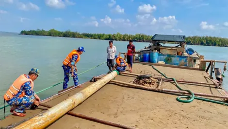 Bắt giữ phương tiện vận chuyển lượng lớn cát không rõ nguồn gốc trên sông Cổ Chiên
