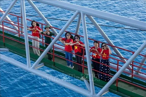 Đem cờ Tổ quốc ra nơi đầu sóng ngọn gió Trường Sa