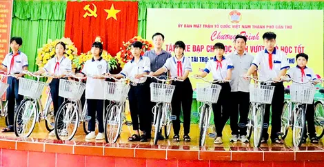 Trao 50 xe đạp tặng học sinh vượt khó học tốt tại xã Trường Thành