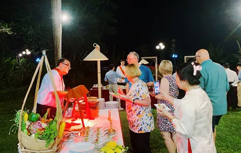 Thu hút du khách quốc tế bằng bản sắc địa phương
