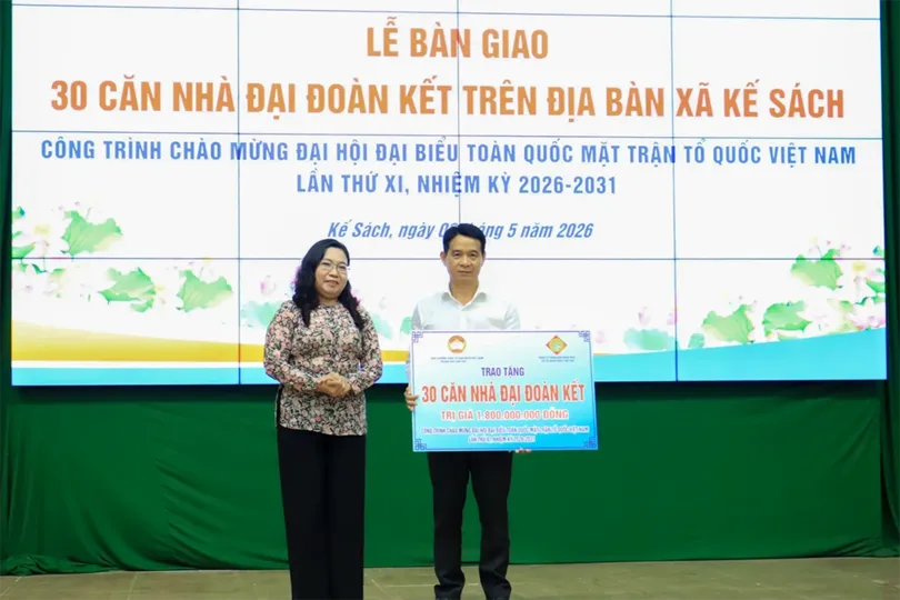 Bà Hồ Thị Cẩm Đào dự Lễ bàn giao 30 căn nhà Đại đoàn kết tại xã Kế Sách