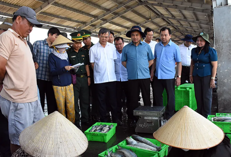 Đoàn công tác của Bộ Nông nghiệp và Môi trường khảo sát Cảng cá Trần Đề
