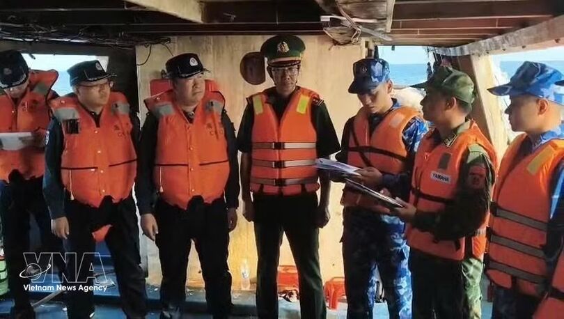 Vietnam hands over rescued fishermen, vessels to Chinese authorities