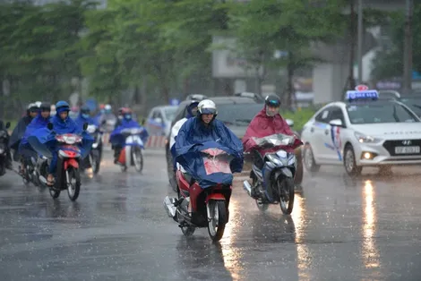 Thời tiết ngày 17/5: Mưa dông gia tăng trên diện rộng, cảnh báo lốc xoáy trên biển