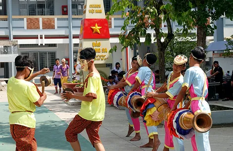 អភិរក្សនិងពង្រីកតម្លៃវប្បធម៌ប្រពៃណីរបស់ជនរួមជាតិខ្មែរ
