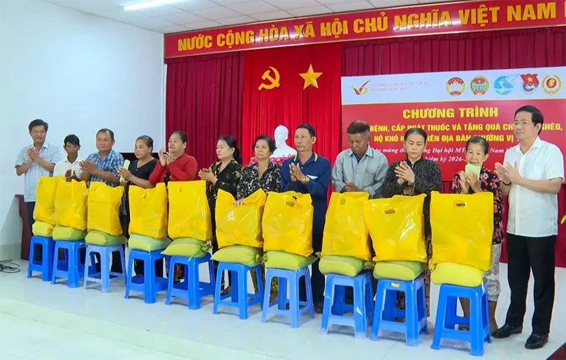 Khám bệnh, tặng quà 200 hộ nghèo, hộ có hoàn cảnh khó khăn
