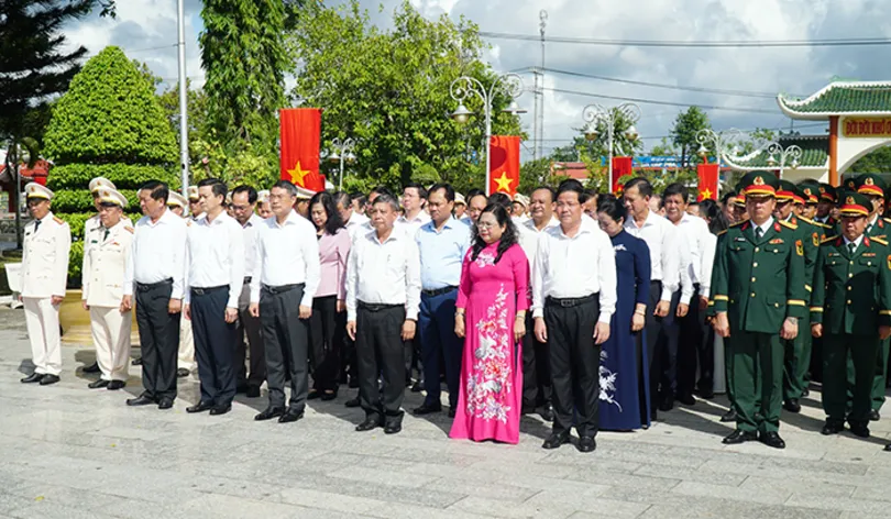 Thủ tướng Chính phủ Lê Minh Hưng viếng Nghĩa trang Liệt sĩ TP Cần Thơ
